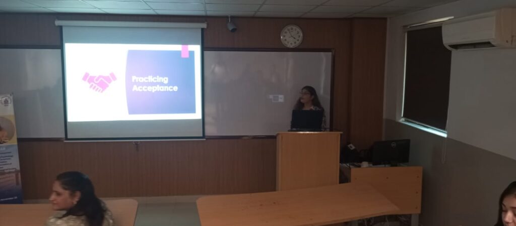 Fatima Anwaar providing her lecture on the theory of wellness mastery, and the sources for hindrances to wellness.